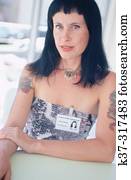 mulher jovem, com, tatoos, desgastar, cartão id