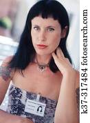 mulher jovem, com, tatoos, desgastar, cartão id