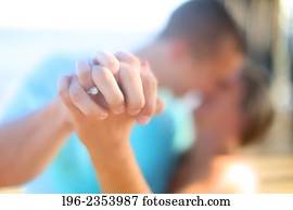 výstižný, zamestnany couple, kissing, showing off, jej, zasnubenie ring