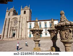 The Porto Cathedral, Sé do Porto, Neo Pombaline Pillory, Terreiro da Sé, Porto, Portugal, Europe.