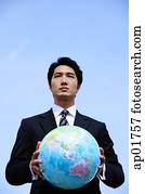 empresario que tiene globo, con, ambos, hands,, el mirar lejos