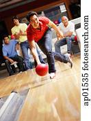 mann, bowling,, freunde, jubel, in, dass, hintergrund
