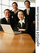 grupo, de, executives,, en, boardroom,, sonriente, en, camera,, retrato