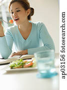 mujer joven, comida, ensalada