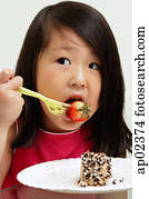 niña joven, comida, fresa, con, tenedor