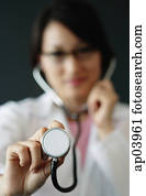 רופא נקבה, להשתמש, stethoscope,, פוקוס בררני