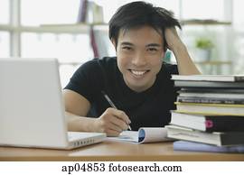 adulto joven, con, computador portatil, y, books,, sonriente, en cámara del juez