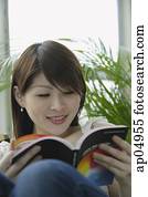 junge frau, lesen buches