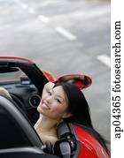 mujer se sentar, en, rojo, deportes, car,, propensión, cabeza encendido, door,, sonriente, en cámara del juez