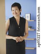 reife frau, in, schwarz, dress,, lächeln, kamera