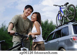 hombre, en, un, bike,, mujer estar de pie, al lado de, him,, mirar cámara del juez