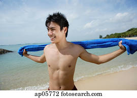 איש עומד, ב, beach,, להחזיק, towel,, להסתכל הלאה