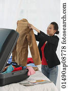 Eine junge Frau, die Koffer packt