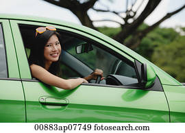 un, mujer joven, conduce, un, coche verde