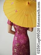 jung, chinesische frau, in, rosa, cheongsam, halten, gelber schirm