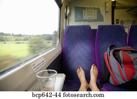 woman’s, pies descalzos, apoyado para arriba, en, un, tren, asiento