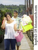 איש, להביא, שלו, wife’s, שקיות של קניות