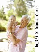 oude vrouw, vasthoudende baby