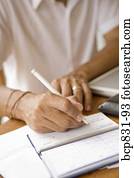 homem assina um cheque, e, preparar, finanças home, orçamento