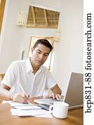 homem, trabalhar, um, laptop, e, preparar, finanças home, orçamento