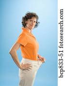 mujer, llevando, flojo, pantalones, para demostrar, pérdida de peso