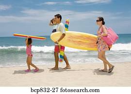 paar, met, hun, kindjes, op het strand