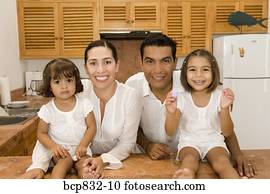 padres, con, su, hijas, en la cocina