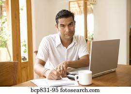 retrato, de, um, homem assina um cheque, e, preparar, finanças home, orçamento