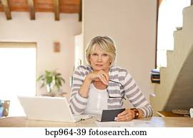 femme, travailler maison, bureau, à, informatique, et, factures