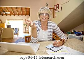 vrouw, werken thuis, bureau, met, computer, en, rekeningen