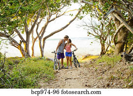 coppia, sentiero per cavalcate, bicycles, su, percorso, a, spiaggia