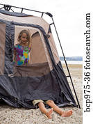 jeunes enfants, jouer, dans, tente, sur, plage