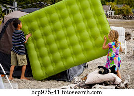 jeunes enfants, jouer, dans, tente, sur, plage