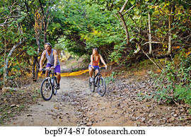 paar, paardrijden, bicycles, op, jungle, steegjes