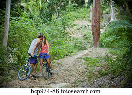 pareja, equitación, bicycles, en, selva, trayectoria