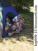 familie, passer seg, av, telt, ved, campsite.