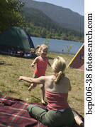 jong meisje, rennende, om te, haar, moeder, op, een, campsite.