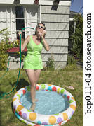 vrouw het spreken, op telefoon, terwijl, staand, in, pool.