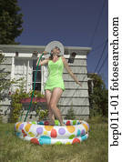 אישה עומדת, ב, תינוק, pool.