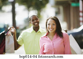 זוג צעיר, לטיל, ו, להביא, קניות, bags.