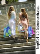 שני, נשים צעירות, לטפס בצעדים, ו, להביא, קניות, bags.