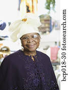 retrato, de, um, mulher sênior, desgastar, um, fantasia, branca, hat.