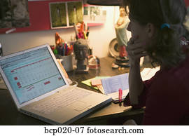 mulher, trabalhar, dela, orçamento, em, um, escritório lar, desk.