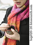 um, mulher, conta, a, mudança, em, dela, moeda, purse.