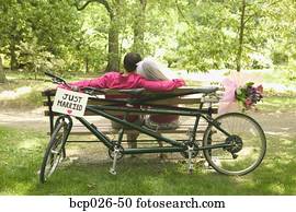 newlyweds, relaxe, após, um, passeio bicicleta