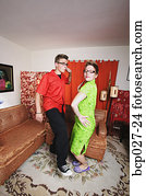 dansend koppel, in, hun, woonkamer