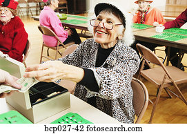 mujer, toma, dinero, de, bingo, jugadores