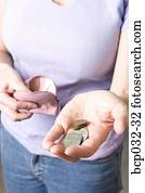 mulher segura, moedas, e, mudar bolsa