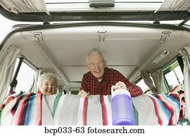 senior koppel, in de rug, van, hun, bestelbus