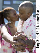 夫妇亲吻, 在户外